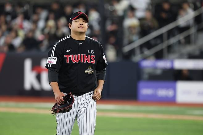 LG 장현식이 28일 수원케이티위즈파크에서 열린 2026 KBO리그 정규시즌 KT와 경기에서 7회 이닝을 마친 후 더그아웃으로 돌아가고 있다. 사진 | LG 트윈스