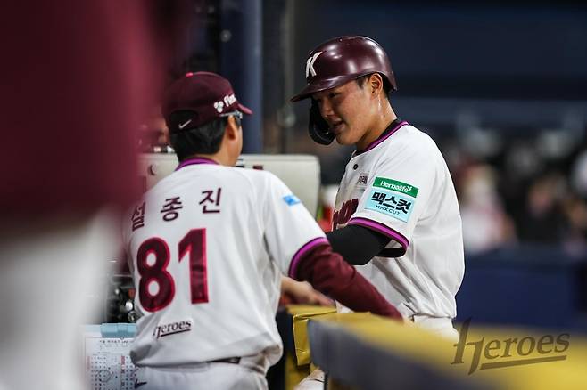 키움 김지석(오른쪽)이 21일 서울 고척스카이돔에서 열린 2026 KBO리그 NC전에서 안타를 날린  더그아웃에서 설종진 감독과 하이파이브를 나누고 있다. 사진 | 키움 히어로즈