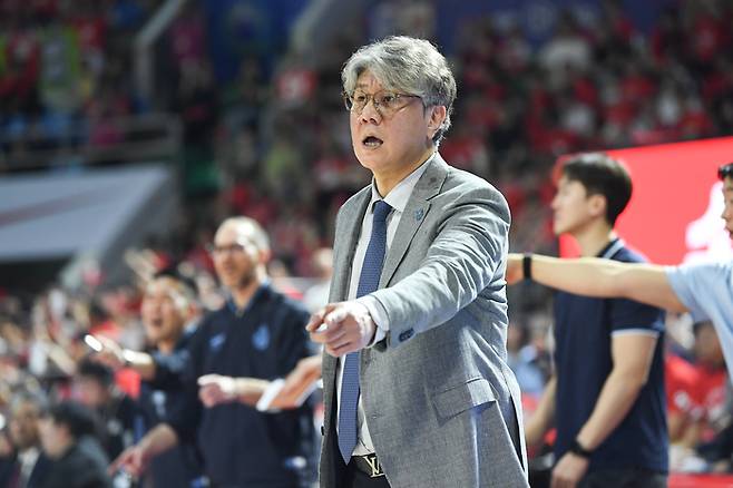 소노 손창환 감독이 14일 잠실학생체육관에서 열린 2025~2026 LG전자 프로농구 6강 플레이오프 2차전 SK와 경기에서 선수들에게 지시하고 있다. 사진 | KBL