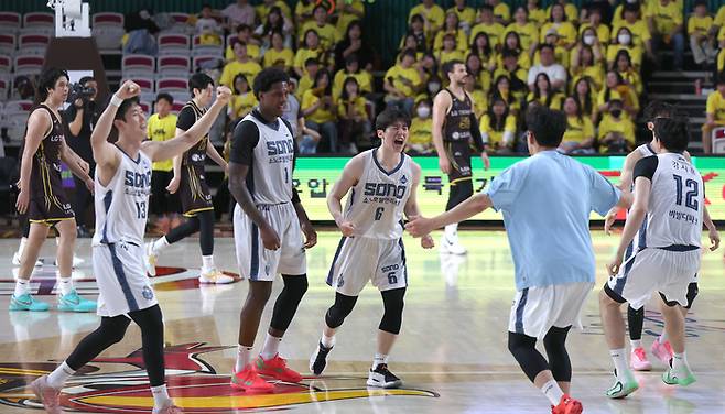 소노 이정현(가운데)이 23일 창원체육관에서 열린 2025~2026 LG전자 프로농구 4강 플레이오프 1차전 LG와 경기에서 득점 후 기뻐하고 있다. 사진 | 창원=연합뉴스