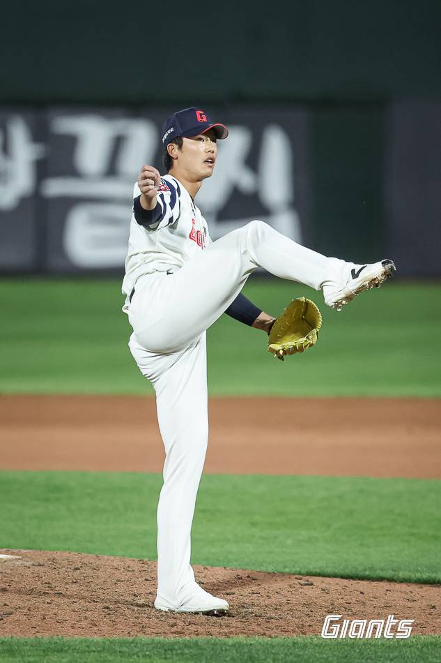 롯데 현도훈이 28일 부산 사직구장에서 열린 2026 KBO리그 정규시즌 키움전에 등판해 역투하고 있다. 사진 | 롯데 자이언츠