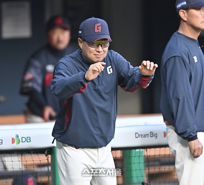 롯데 김태형 감독이 15일 서울 잠실구장에서 열린 2026 KBO리그 두산전에 앞서 상대 더그아웃을 향해 인사를 하고 있다. 잠실 | 최승섭기자 thunder@sportsseoul.com