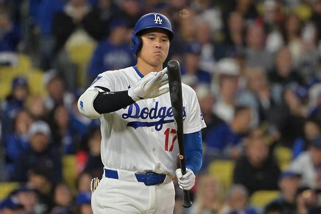 Apr 27, 2026; Los Angeles, California, USA; Los Angeles Dodgers two-way player Shohei Ohtani (17) at bat in the seventh inning against the Miami Marlins at Dodger Stadium. Mandatory Credit: Jayne Kamin-Oncea-Imagn Images







<저작권자(c) 연합뉴스, 무단 전재-재배포, AI 학습 및 활용 금지>
