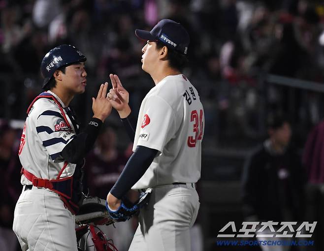28일 부산 사직야구장에서 열린 롯데와 키움의 경기. 롯데가 키움에 5대 4로 승리했다. 경기 종료 후 승리의 기쁨을 나누고 있는 김원중. 부산=송정헌 기자songs@sportschosun.com/2026.04.28/