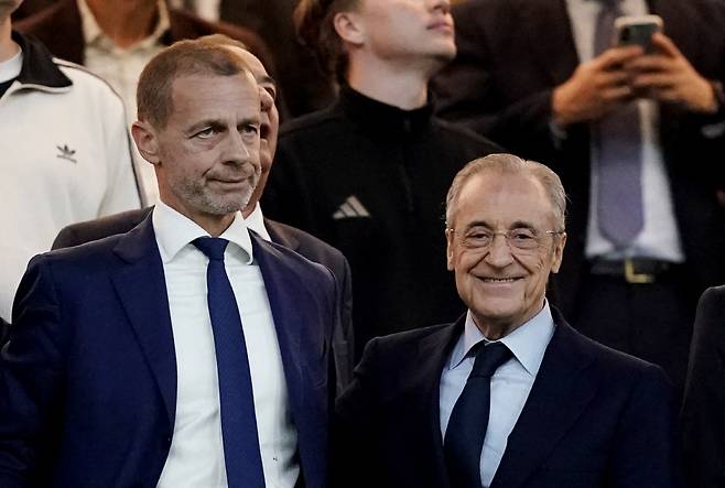 셰페린 유럽축구연맹회장과 함께 한 페레스 회장(오른쪽)   로이터<저작권자(c) 연합뉴스, 무단 전재-재배포, AI 학습 및 활용 금지>