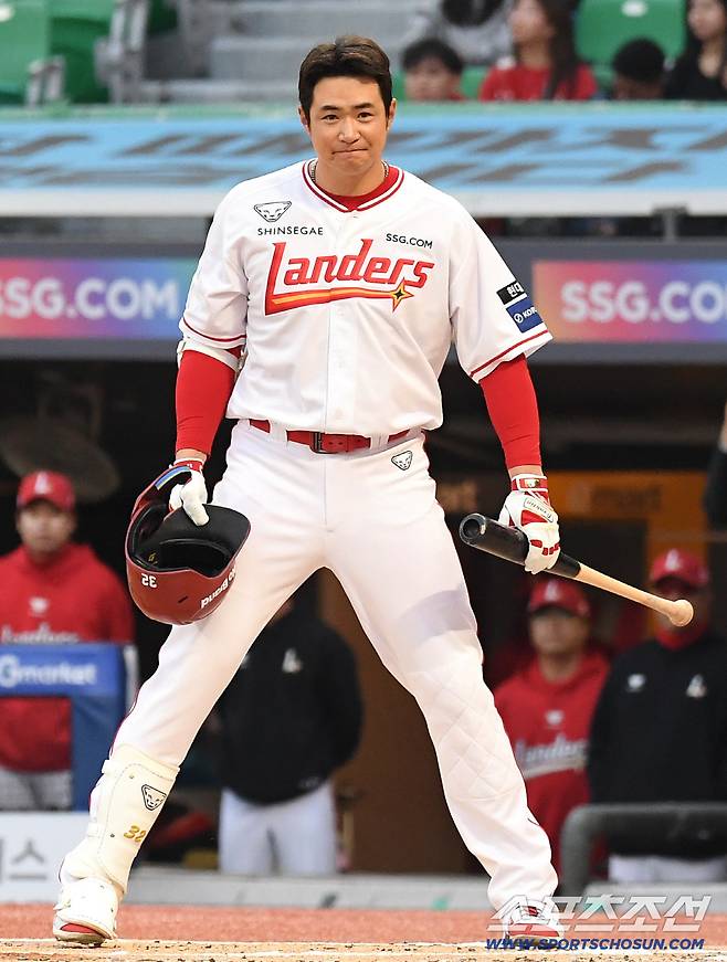 14일 인천 SSG랜더스필드에서 열린 SSG와 두산의 주중 3연전 첫 번째 경기. 1회말 첫 타석에 나서며 두산 팬들에게 인사를 하고 있는 SSG 김재환. 인천=송정헌 기자songs@sportschosun.com/2026.04.14/