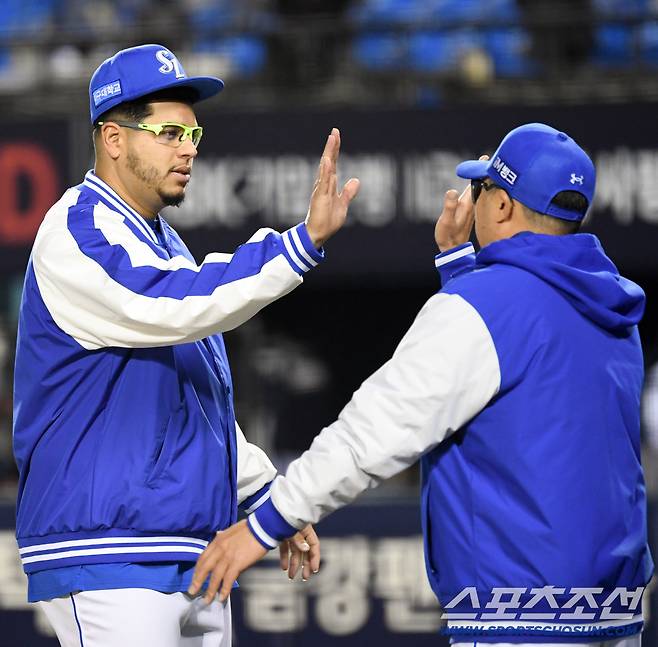 7연패에서 탈출한 박진만 감독은 후라도를 가장 먼저 반겼다.