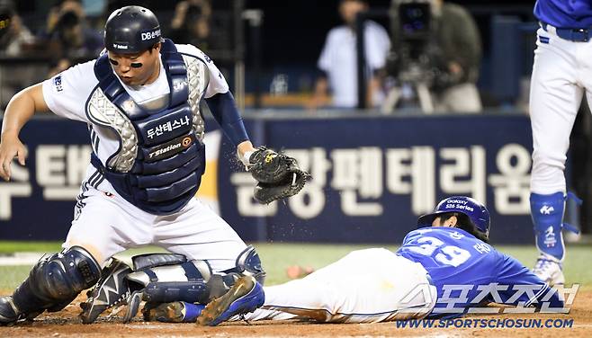 3루에 이어 홈에서도 과감한 헤드퍼스트 슬라이딩.