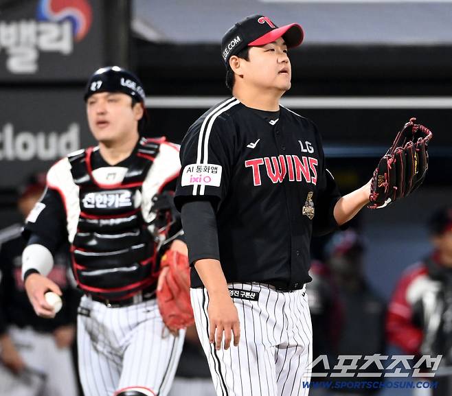 28일 수원KT위즈파크에서 열린 LG와 KT의 경기, 7회말 2사 2,3루 장현식-박동원 배터리가 김민혁에 2타점 역전타를 허용하며 아쉬워하고 있다. 수원=허상욱 기자wook@sportschosun.com/2026.04.28/