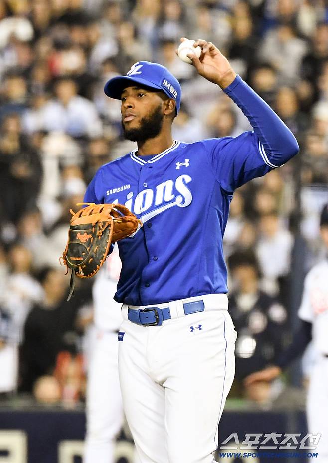 1루수 디아즈가 마지막 아웃카운트를 처리했다.