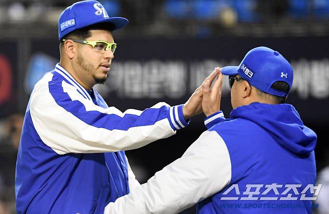 후라도에게 고마운 마음을 전한 박진만 감독.