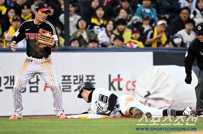 28일 수원KT위즈파크에서 열린 LG와 KT의 경기, 1회말 2사 1,2루 힐리어드 타석때 2루주자 최원준이 2루 도루를 성공하고 있다. 수원=허상욱 기자wook@sportschosun.com/2026.04.28/