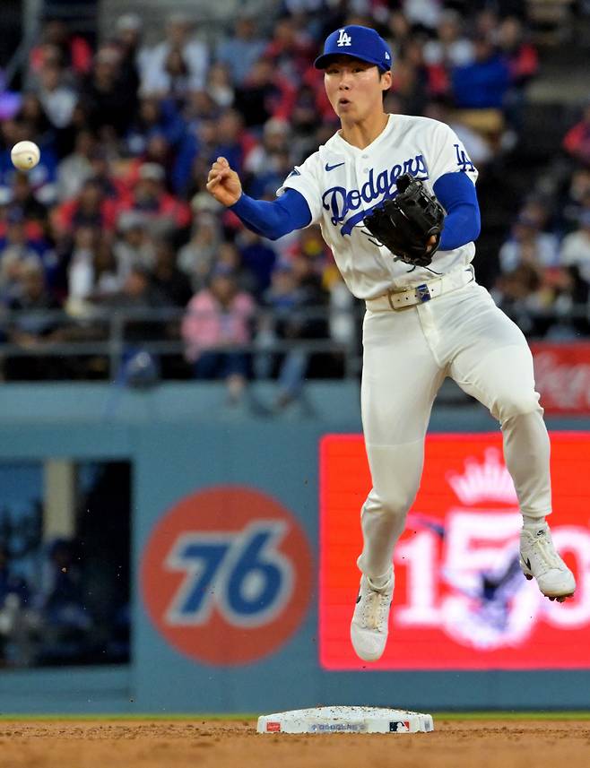 Apr 27, 2026; Los Angeles, California, USA; Los Angeles Dodgers second baseman Hyeseong Kim (6) makes a play against the Miami Marlins at Dodger Stadium. Mandatory Credit: Jayne Kamin-Oncea-Imagn Images







<저작권자(c) 연합뉴스, 무단 전재-재배포, AI 학습 및 활용 금지>