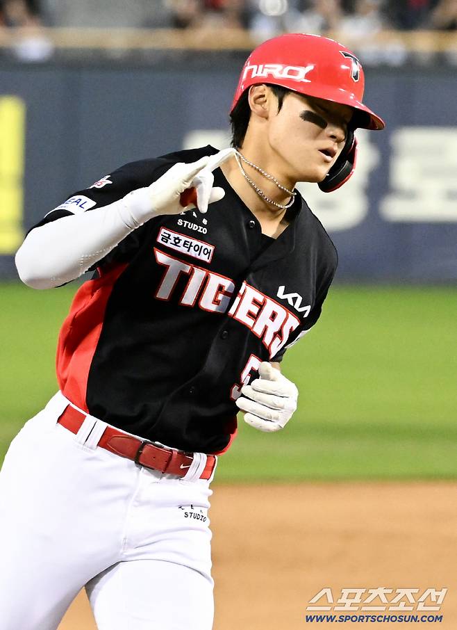 18일 잠실구장에서 열린 두산과 KIA의 경기. 8회초 1사 2루 KIA 김도영이 투런포를 날린 뒤 환호하고 있다. 잠실=박재만 기자 pjm@sportschosun.com/2026.04.18/