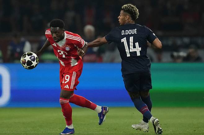 데이비스(왼쪽)와 두에  AP<저작권자(c) 연합뉴스, 무단 전재-재배포, AI 학습 및 활용 금지>