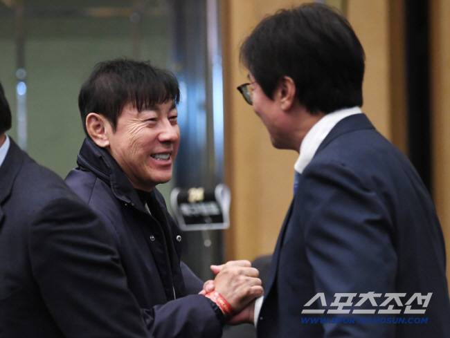 하나은행 K리그 2025대상 시상식이 1일 오후 서울 서대문구 스위스 그랜드호텔에서 열렸다. 신태용 전 울산 감독이 황선홍 대전 감독과 반갑게 인사하고 있다. 정재근 기자 cjg@sportschosun.com/2025.12.1/