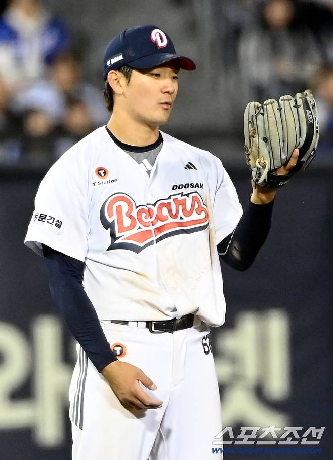 29일 잠실야구장에서 열린 삼성과 두산의 경기. 8회초 두산 3루수 안재석이 삼성 김성윤의 강습 타구를 호수비로 잡아낸 후 놀라고 있다. 잠실=허상욱 기자wook@sportschosun.com/2026.04.29/