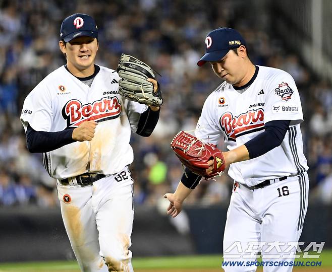 29일 잠실야구장에서 열린 삼성과 두산의 경기. 7회초 안재석이 심재훈의 타구를 호수비로 처리한 후 김정우와 기쁨을 나누고 있다. 잠실=허상욱 기자wook@sportschosun.com/2026.04.29/