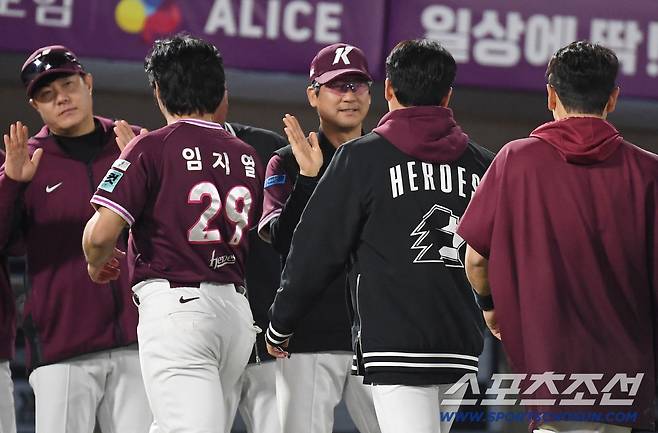 29일 부산 사직야구장에서 열린 롯데와 키움의 경기. 11회 연장 끝에 키움이 롯데에 승리했다. 경기 종료 후 승리의 기쁨을 나누고 있는 키움 설종진 감독. 부산=송정헌 기자songs@sportschosun.com/2026.04.29/