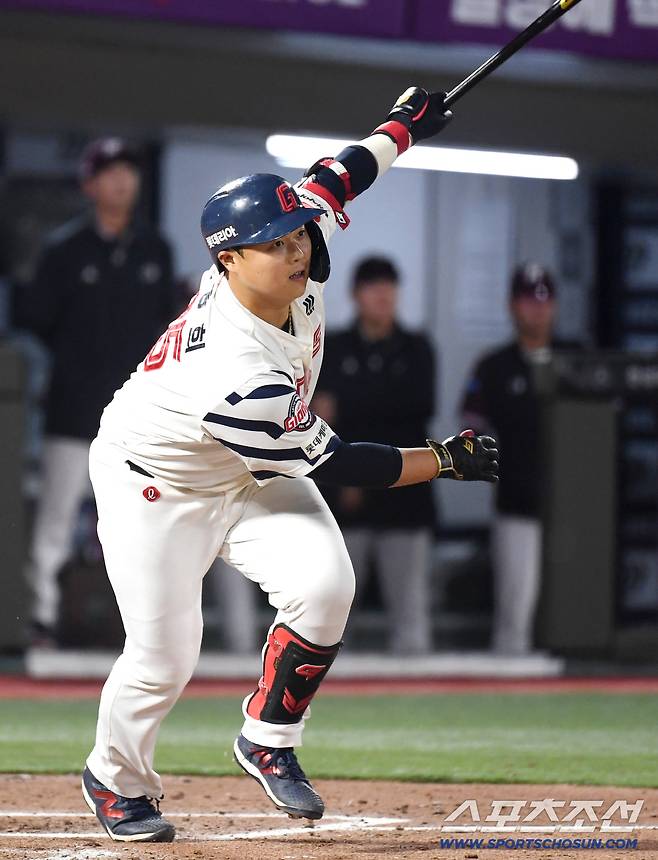 28일 부산 사직야구장에서 열린 롯데와 키움의 경기. 타격하는 롯데 한동희. 부산=송정헌 기자songs@sportschosun.com/2026.04.28/