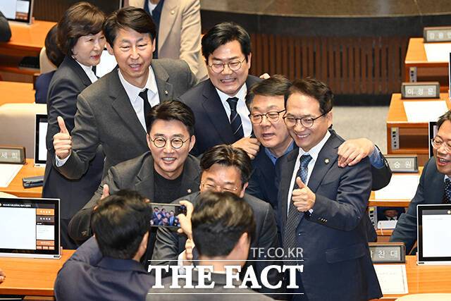 더불어민주당 인천시장 후보인 박찬대 의원(뒷줄 가운데)이 28일 오후 서울 여의도 국회에서 열린 제434회 국회(임시회) 제8차 본회의에서 이훈기, 허종식, 박선원, 이용우 등 동료 의원들과 기념촬영을 하고 있다. /국회=남용희 기자