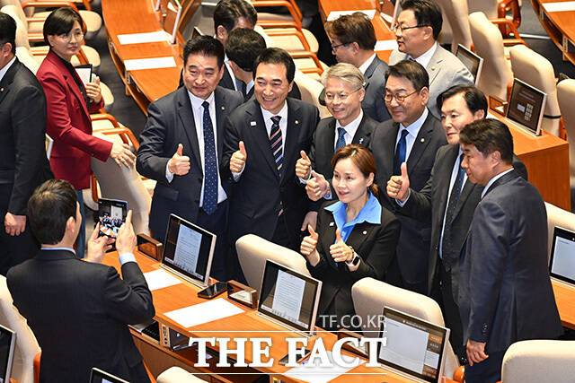 기념촬영하는 최혁진 무소속 의원과 박수현 충남도지사 후보, 민형배 전남광주통합특별시장 후보, 임오경, 김교흥, 조계원, 이기헌 더불어민주당 의원(왼쪽부터).