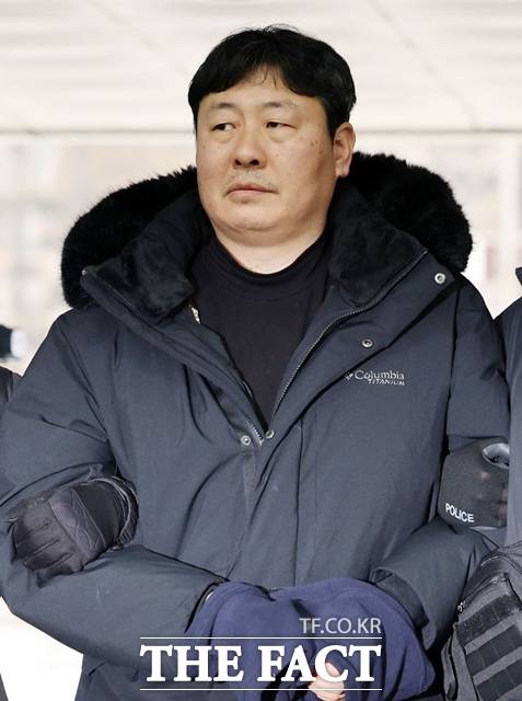 교내 성폭력 문제를 제기했다가 해임된 교사 지혜복 씨 복직 요구 시위를 벌인 고진수 전국민주노동조합총연맹 서비스연맹 관광레저산업노조 세종호텔지부장이 재판에 넘겨졌다. /뉴시스