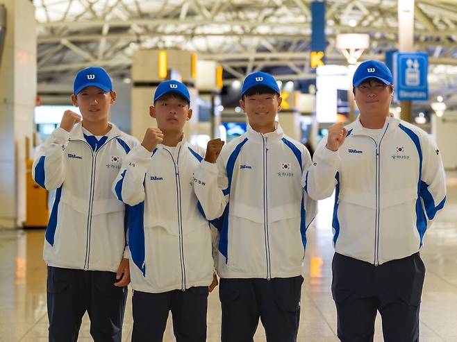 인천공항에서 출국을 앞둔 14세 이하 남자 대표팀(서찬명, 홍승유, 최민건, 윤다니엘 감독, 왼쪽부터). 대한테니스협회