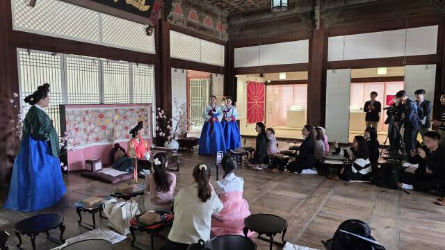 통명전에서 진행되는 '왕비의 취향' 프로그램.(사진=지디넷코리아)