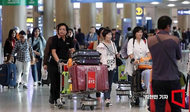 인천국제공항 제1여객터미널에 일본과 중국을 비롯한 외국인 관광객들이 입국하고 있다. 김현민 기자