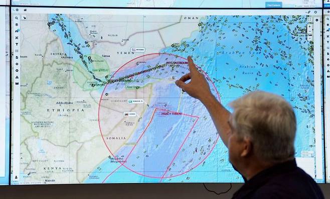 영국 해군이 운영하는 해상 모니터링 기구 영국해사무역기구(UKMTO)가 '호르무즈 해협의 119'로 주목받고 있다. AP연합뉴스
