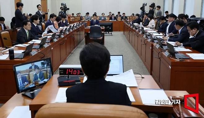29일 국회 재정경제기획위원회에서 전략수출금융지원에 관한 법률안 제정에 관한 공청회가 열리고 있다. 2026.4.29 김현민 기자