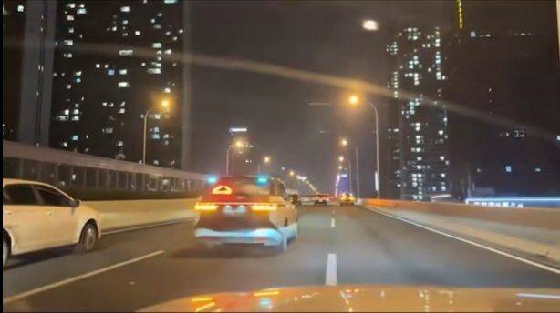 지난달 31일 중국 우한에서 멈춰선 바이두의 로보택시. Byron-Wan X 캡처