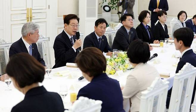 이재명 대통령이 29일 청와대에서 비교섭단체 및 무소속 의원들과 오찬에 앞서 발언하고 있다. 연합뉴스