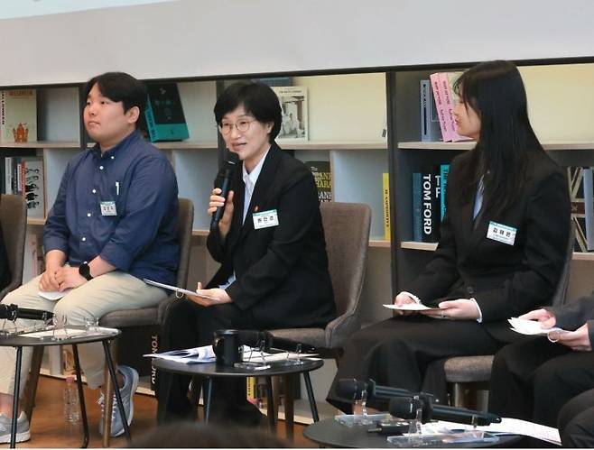 원민경 성평등가족부 장관이 29일 서울 중구 커뮤니티하우스 마실에서 열린 '제1차 성별균형 현장 정책제안 성평등 언박싱 토크'에 참석해 청년들과 함께 '청년의 몸과 마음, 성별의 상자열기'를 주제로 대화하고 있다. 성평등부 제공