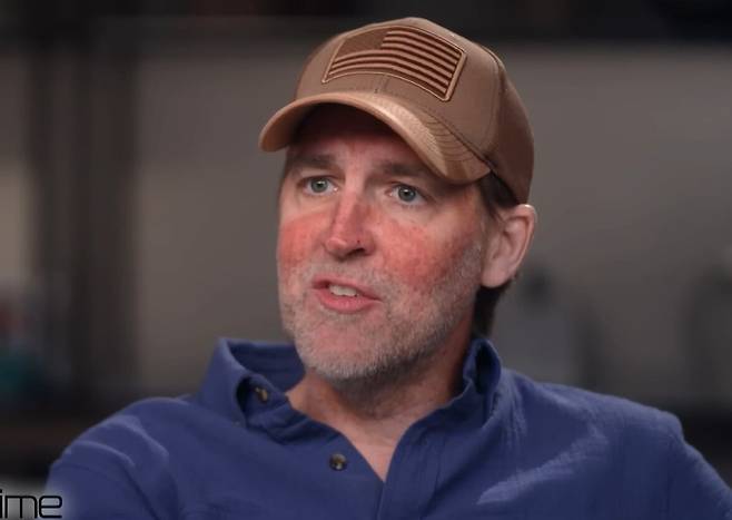 벤 세스 전 미 연방 상원의원이 CBS 방송 '60분' 프로그램과 인터뷰를 하고 있다. /유튜브