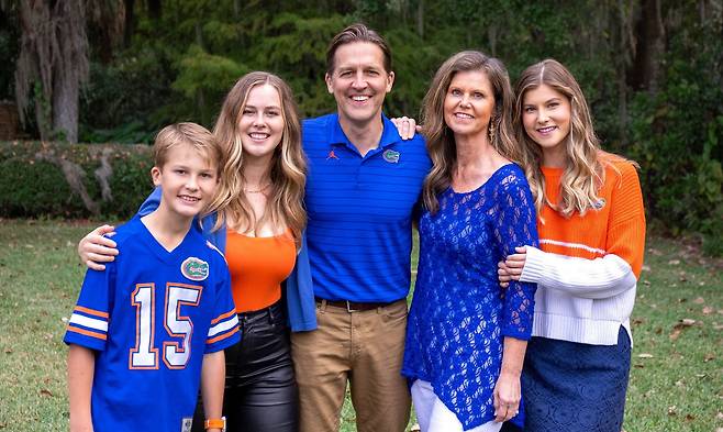 벤 세스 전 공화당 상원의원(가운데)과 배우자 멜리사, 세 자녀의 가족 사진. /X(옛 트위터)