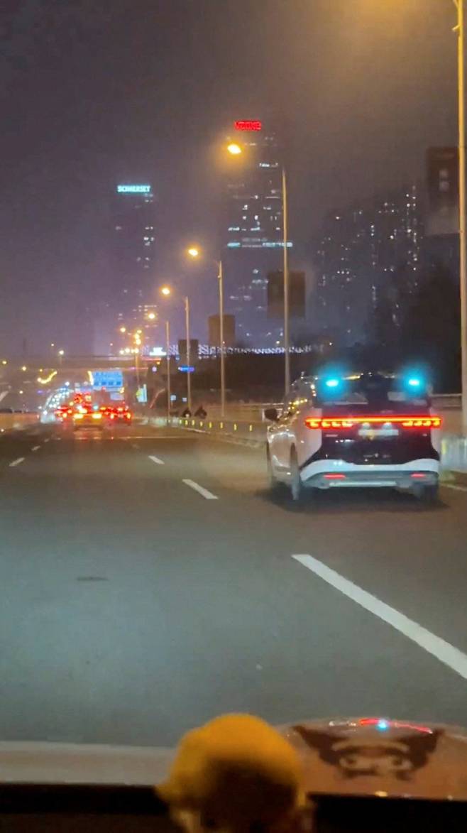 지난 3월 31일 중국 후베이성 우한에서 시스템 오류로 도로 한복판에 멈춰 선 바이두 자율주행 택시 ‘뤄보콰이파오’ 차량. 현지 경찰은 당시 여러 대의 뤄보콰이파오 차량이 시스템 장애로 도로 한가운데 멈춰 섰다고 밝혔다./웨이보·연합뉴스