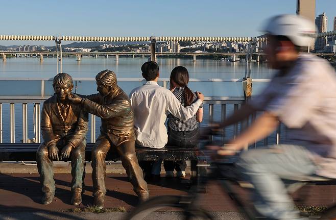 세계자살예방의날인 10일 오후 서울 마포대교 위에 설치된 '한번만 더 동상' 주변을 시민들이 지나고 있다. 2025.9.10 /박성원 기자