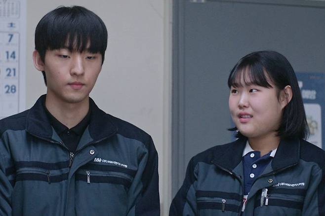 영화 '3학년 2학기'는 학창 시절의 마지막 3학년 2학기를 학교가 아닌 낯선 공장에서 보내게 된 중소기업 현장 실습생들의 이야기다.