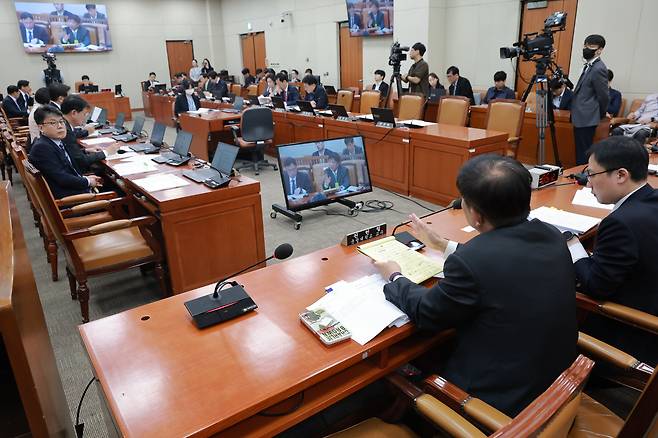 29일 국회에서 열린 재정경제기획위원회 전체회의에서 '전략수출금융지원에 관한 법률안' 제정에 관한 공청회가 열리고 있다. /연합뉴스