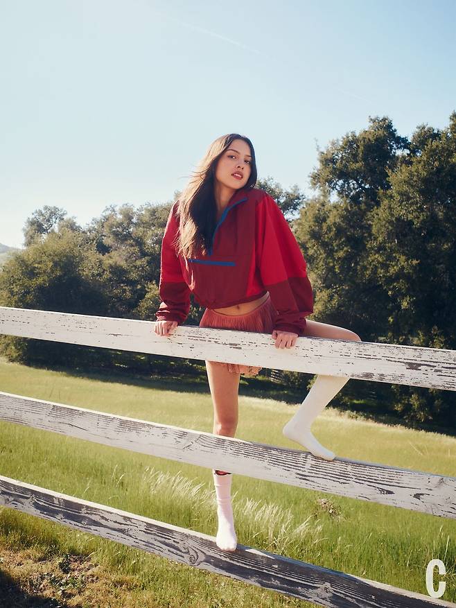 크롭트 윈드브레이커, 쇼츠 모두 Saint Laurent by Anthony Vaccarello. 양말 Lovett and Calzedonia.