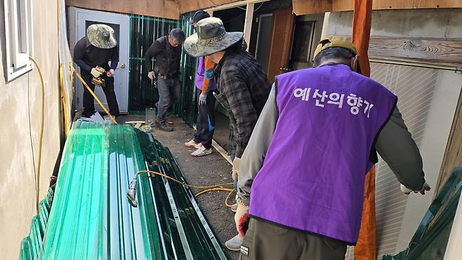 봉사단체 '예산의향기'는 최근 예산군 덕산면 취약계층 가구를 방문헤 집수리 봉사를 했다. 이일용 회장 제공