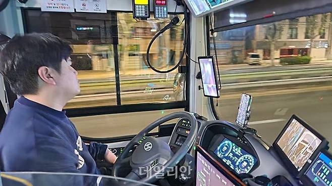 29일 기자가 촬영한 A504 자율주행버스의 자율주행 모습. 기사는 핸들에 손을 살짝 얹다가 수동 모드로 전환할 경우 운전에 나선다. ⓒ데일리안 진현우 기자
