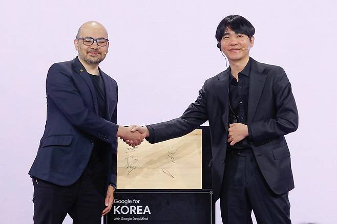 데미스 하사비스 구글 딥마인드 공동 창업자 및 CEO와 이세돌 사범이 29일 서울 중구 웨스틴조선호텔에서 열린 구글 포 코리아 2026 행사에 참석해 바둑판에 서명한 뒤 기념 촬영을 하고 있다. 2026.4.29 뉴스1