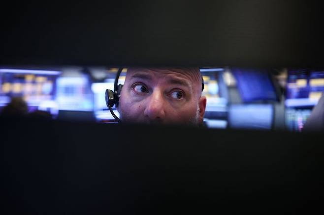 뉴욕 증시가 28일(현지시간) 반도체 매도세 속에 일제히 하락했다. AFP 연합