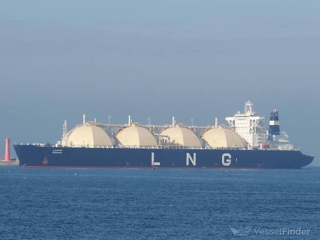 아랍에미리트(UAE) 국영 석유회사 아드녹이 소유한 액화천연가스(LNG) 운반선 무바라즈호. 이 선박이 최근 이란 전쟁 발발 이래 처음으로 LNG를 가득 실은 채 호르무즈 해협을 통과했다. 사진=뉴시스