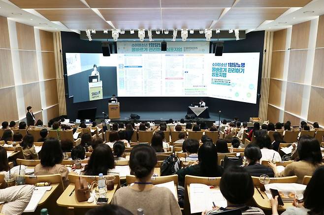 '소아청소년 1형당뇨병 올바르게 관리하기 심포지엄'에서 소아청소년과 이영아 교수가 강연하고 있다. 서울대병원 제공