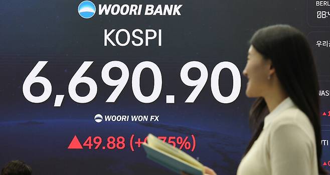 코스피가 사흘 연속 종가 기준 최고치 행진을 이어가고 있는 29일 서울 중구 우리은행 본점 딜링룸 현황판에 코스피가 표시되고 있다. 연합뉴스