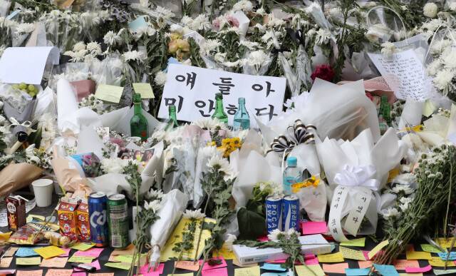 지난 2022년 11월3일 서울 용산구 이태원역 1번 출입구 주변 ‘이태원 참사’ 희생자 추모 공간에 3일 오전 희생자들을 추모하는 꽃과 추모글 등이 빼곡히 놓여 있다. 김정효 기자 hyopd@hani.co.kr